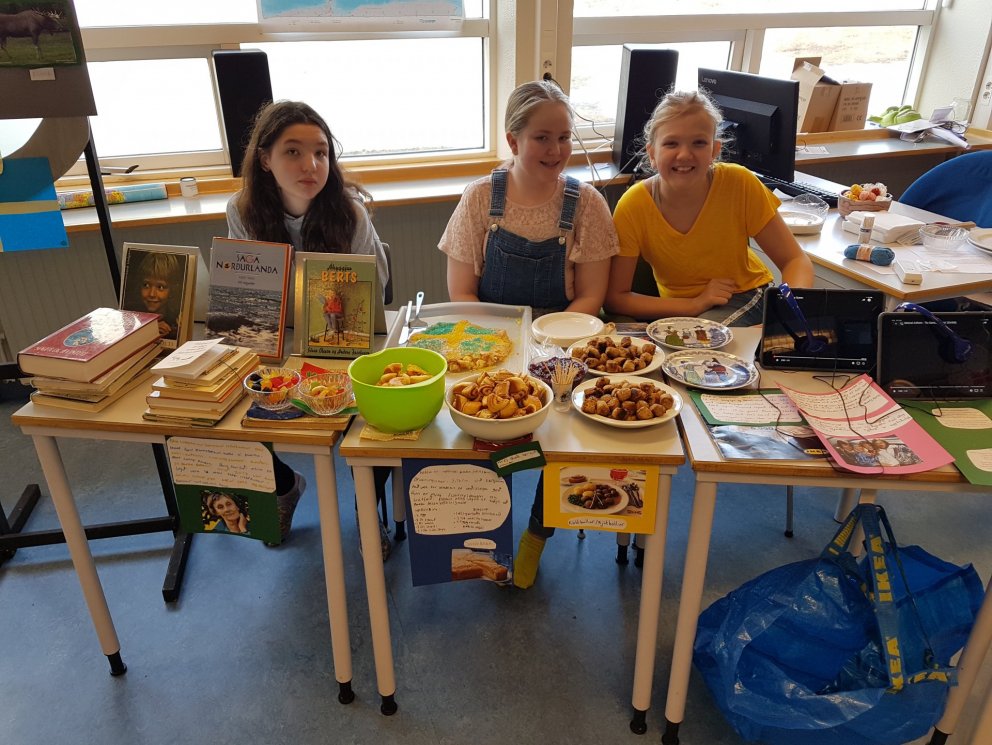 Myndir frá sýningu 6. bekkjar