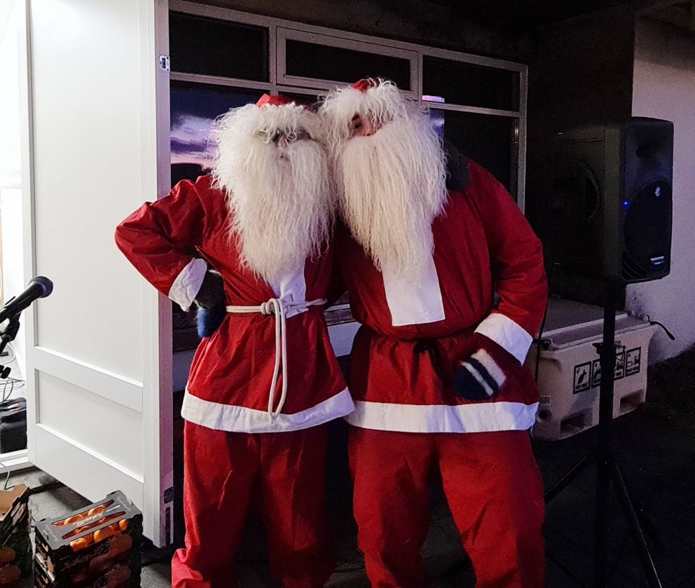 Jólatré við félagsheimili tendrað