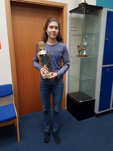 Freyja Lubina tók á móti farandbikar