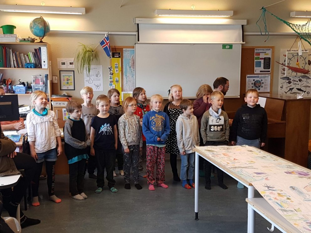 Sýning 2. bekkjar á verkefni um hafið