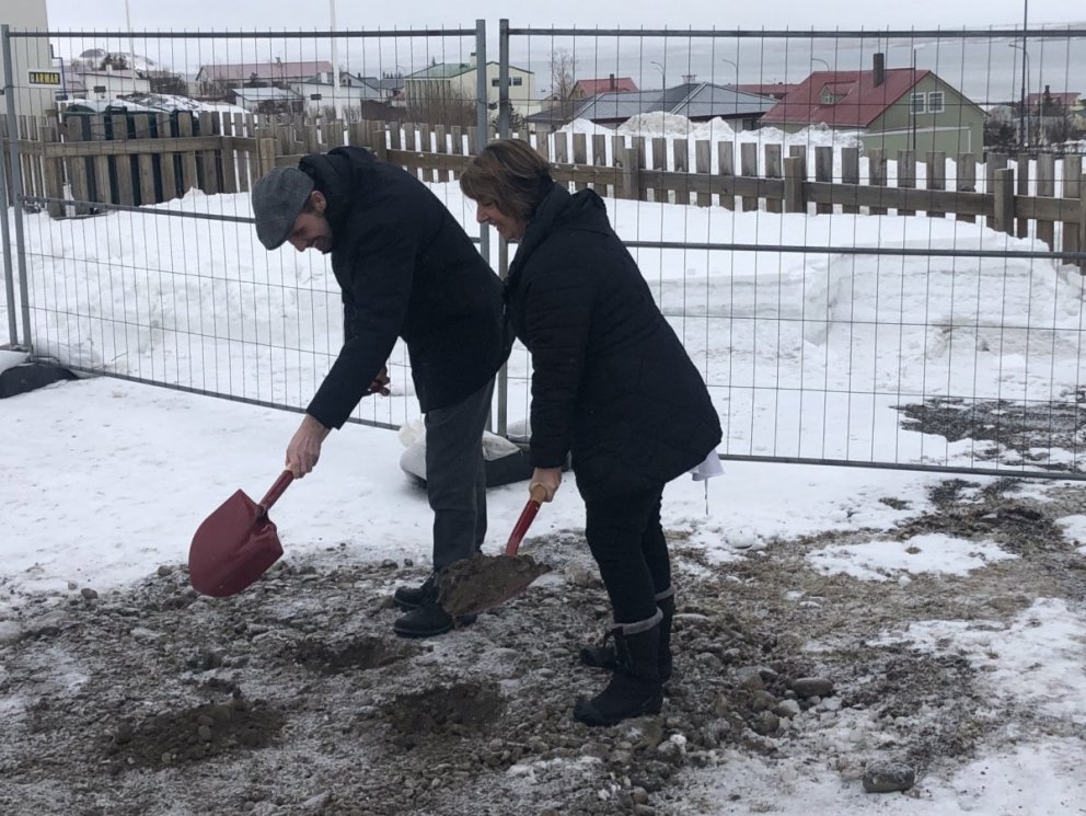 Fyrsta skóflustungan að viðbyggingu