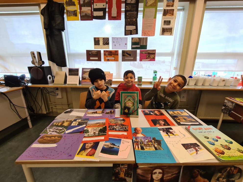 Sýning 3. bekkjar á löndum sem tengjast bekknum