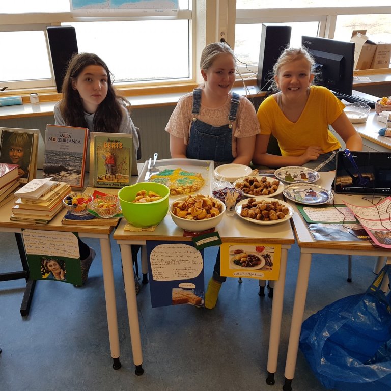 Myndir frá sýningu 6. bekkjar