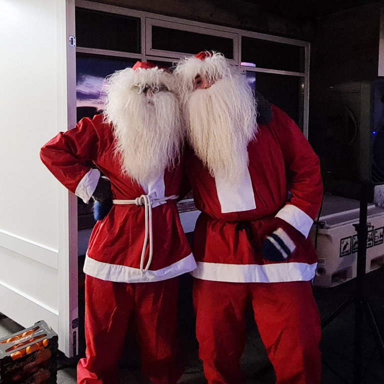 Jólatré við félagsheimili tendrað