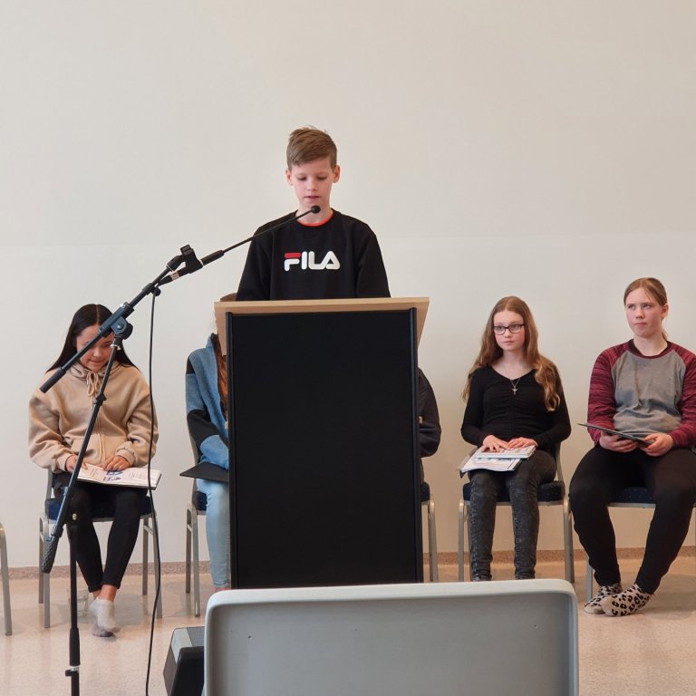 Bragi sigraði í framsagnarkeppni