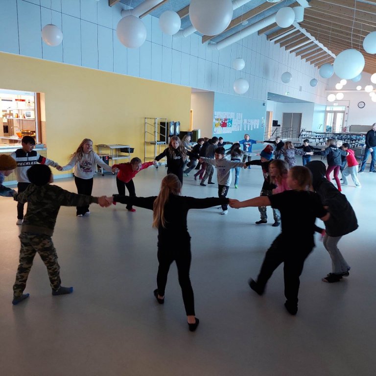 Danssýning á morgun