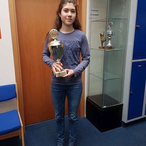 Freyja Lubina tók á móti farandbikar