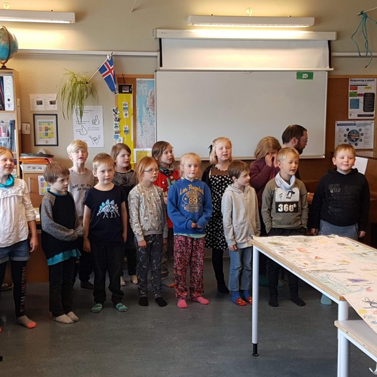 Sýning 2. bekkjar á verkefni um hafið