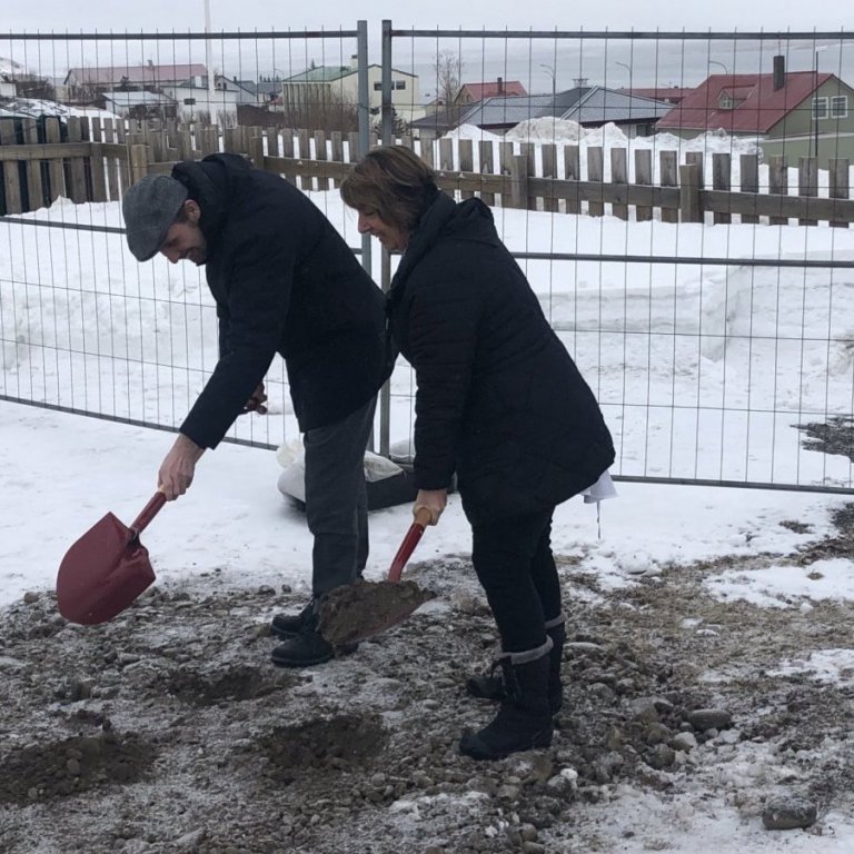 Fyrsta skóflustungan að viðbyggingu
