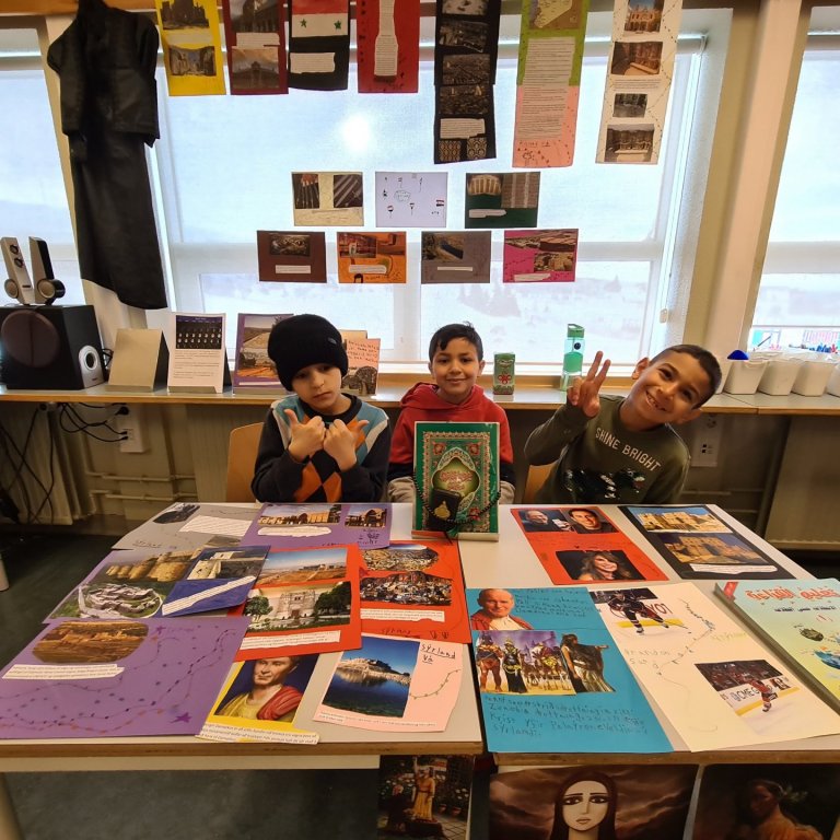 Sýning 3. bekkjar á löndum sem tengjast bekknum